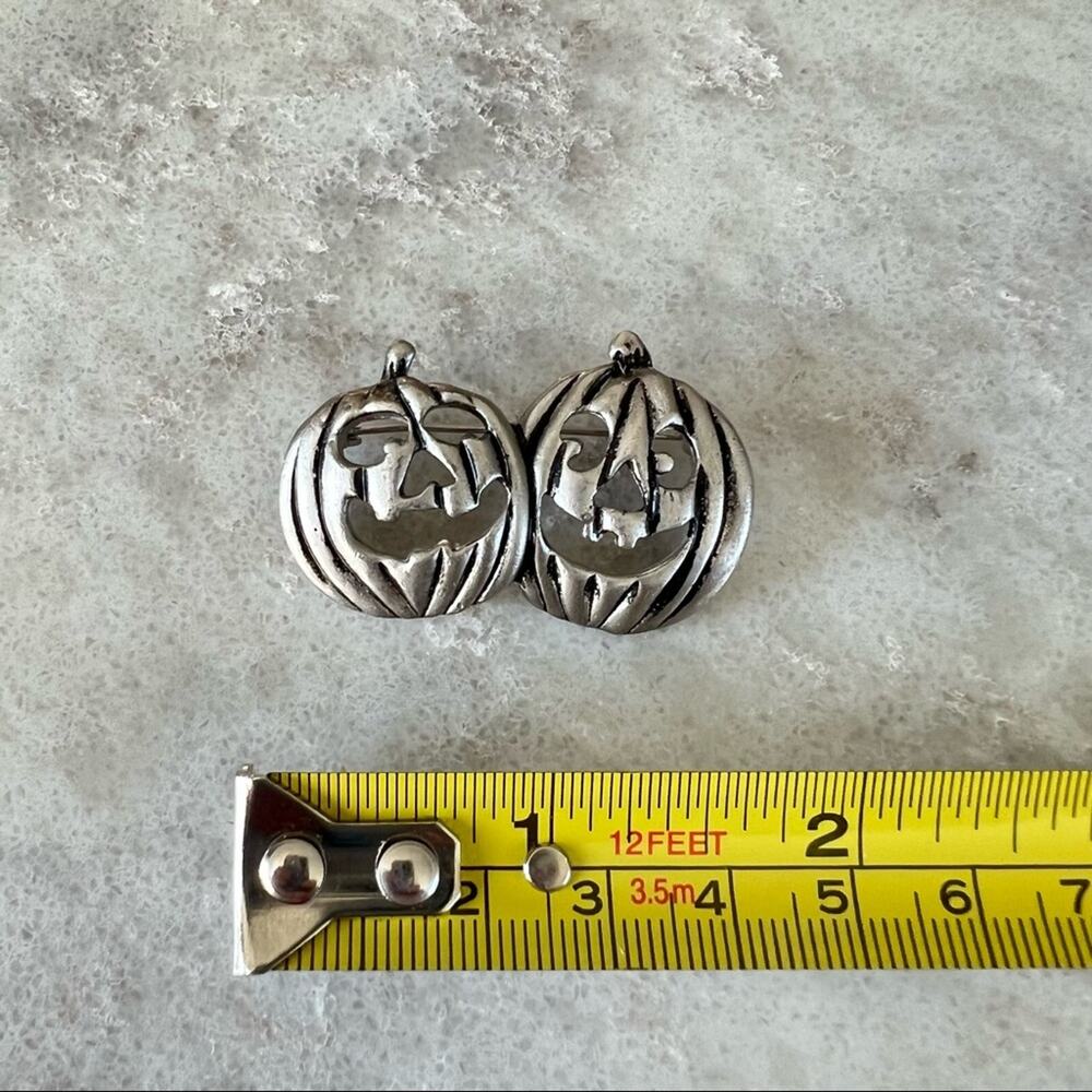 Vintage Halloween Pumpkin Brooch Jack O Lantern Silver Tone Pin Fall Jewelry AAI - Picture 3 of 3
